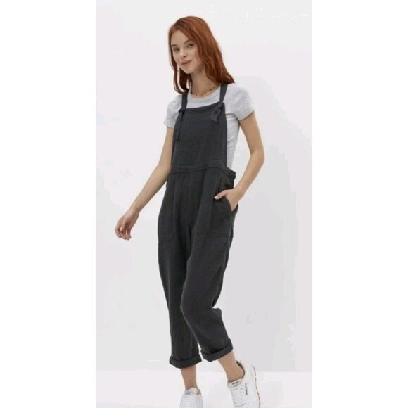 Aerie Lightweight Rolled Leg Gray Gauze Overalls Sz M Art Teacher Relaxed Fit - Picture 1 of 11